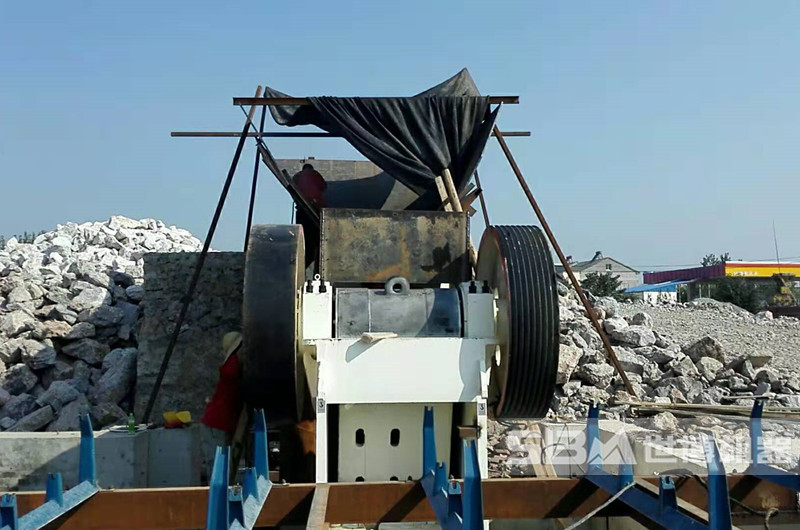 顎式破碎機(jī)破碎現(xiàn)場