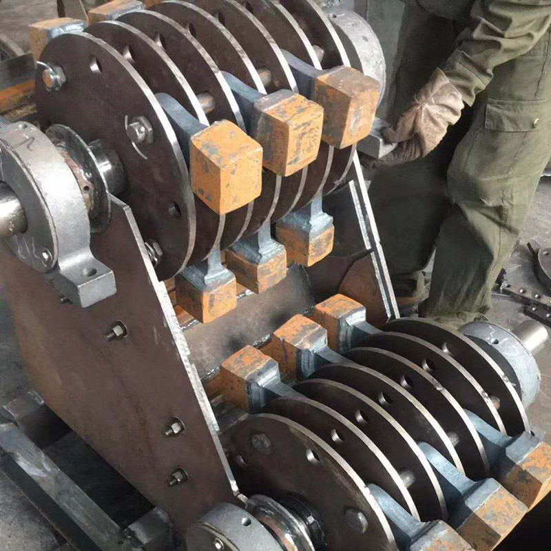 世博雙級破碎機(jī)細(xì)節(jié)圖，內(nèi)部結(jié)構(gòu)
