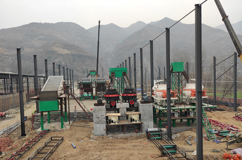 圓錐破碎機(jī)、制砂機(jī)、振動篩安裝現(xiàn)場