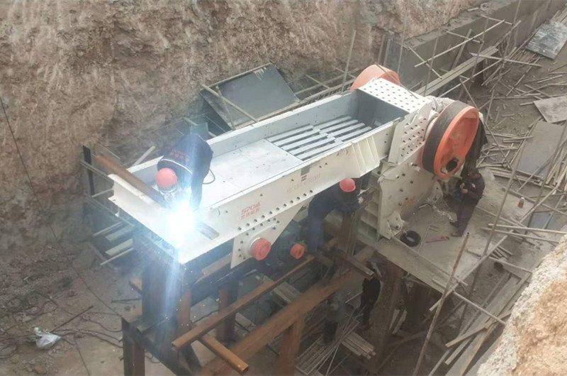 顎式破碎機(jī)、給料機(jī)安裝現(xiàn)場(chǎng)
