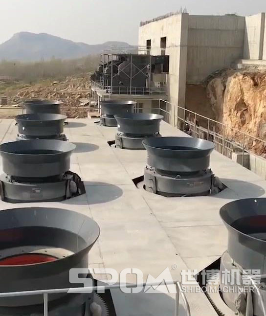 八臺(tái)圓錐破碎機(jī)，大型圓錐破碎機(jī)生產(chǎn)現(xiàn)場(chǎng)圖