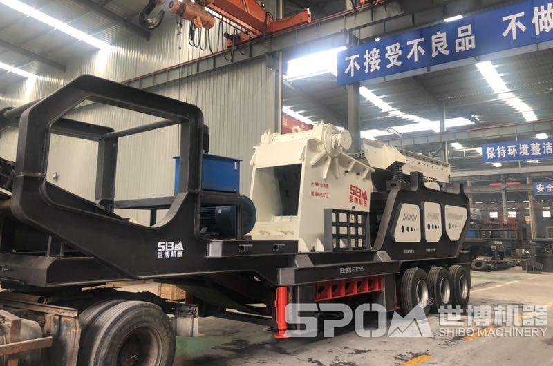 大型石頭破碎機(jī)生產(chǎn)車間，圖為一臺(tái)大型移動(dòng)破碎機(jī)半成品