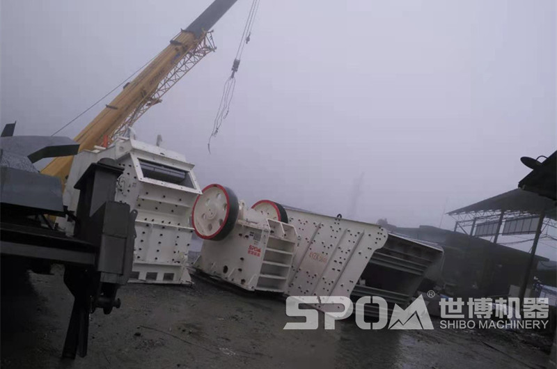 鄂破反擊破振動篩，現(xiàn)場待安裝